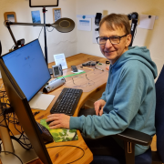 Das Bild zeigt Ralf Schiering an seinem Arbeitsplatz im Büro