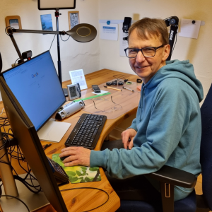 Das Bild zeigt Ralf Schiering an seinem Arbeitsplatz im Büro