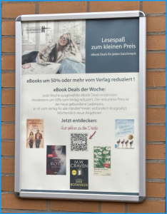 Plakat mit Hinweisen auf eBooks an der Außenwand der Buchhandlung Hoffmann in Eutin